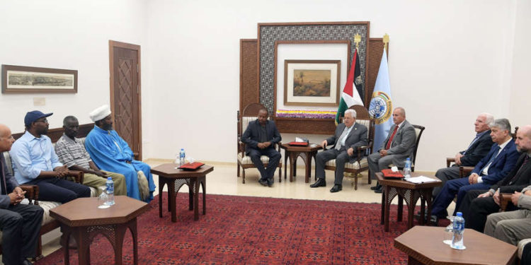 El presidente de la Autoridad Palestina, Mahmoud Abbas, se reunió con la familia de Avera Mengistu, un etíope-israelí que se cree que está en manos del grupo terrorista Hamas, el 11 de septiembre de 2019. (Crédito Wafa)