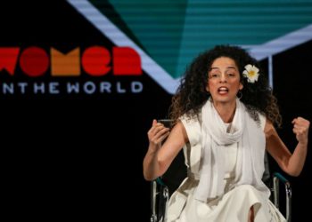 Masih Alinejad, periodista iraní y activista por los derechos de las mujeres, habla en el escenario en la Cumbre de Mujeres en el Mundo en Nueva York, EE. UU., 12 de abril de 2019. (Crédito de la foto: REUTERS)