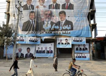 Los carteles electorales para el candidato presidencial Abdullah Abdullah están sobre un edificio en construcción en las afueras de Kabul, el lunes | Foto: AP / Ebrahim Noroozi