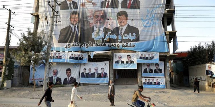 Los carteles electorales para el candidato presidencial Abdullah Abdullah están sobre un edificio en construcción en las afueras de Kabul, el lunes | Foto: AP / Ebrahim Noroozi