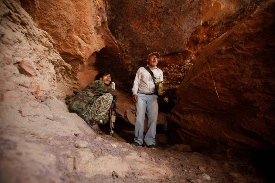 El arqueólogo Abdul-Karim al-Barakani inspecciona el sitio donde se encontraron los restos | Foto: REUTERS / Mohamed al-Sayaghi