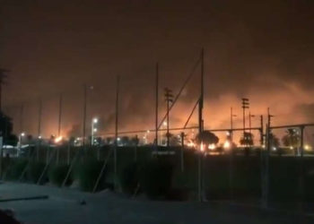 Captura de pantalla del video que se dice que muestra explosiones en Buqyaq, Arabia Saudita, 14 de septiembre de 2019 (Twitter)