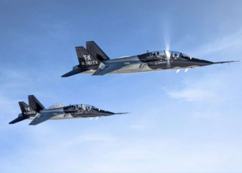 La Fuerza Aérea de los EE. UU. Seleccionó el sistema avanzado de entrenamiento de pilotos Boeing TX que presenta un avión completamente nuevo diseñado, desarrollado y probado en vuelo por el equipo de Boeing y Saab. (Crédito de la foto: JOHN PARKER / BOEING)