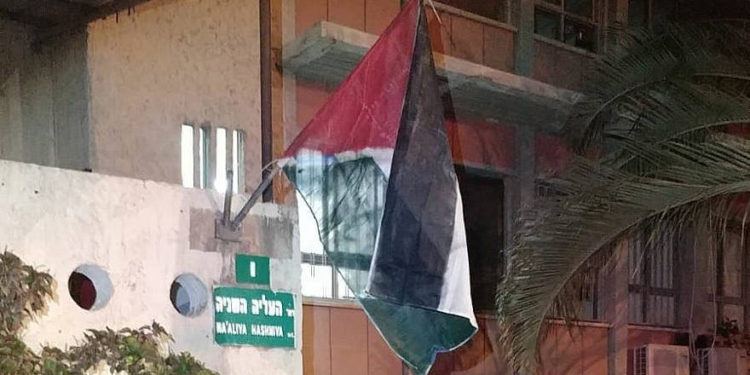 Una improvisada bandera palestina colocada frente al edificio del municipio de Petah Tikva el 4 de septiembre de 2019. (Cortesía)
