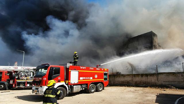 Equipos de bomberos en el puerto de Haifa (Foto: Gil Nechushtan)