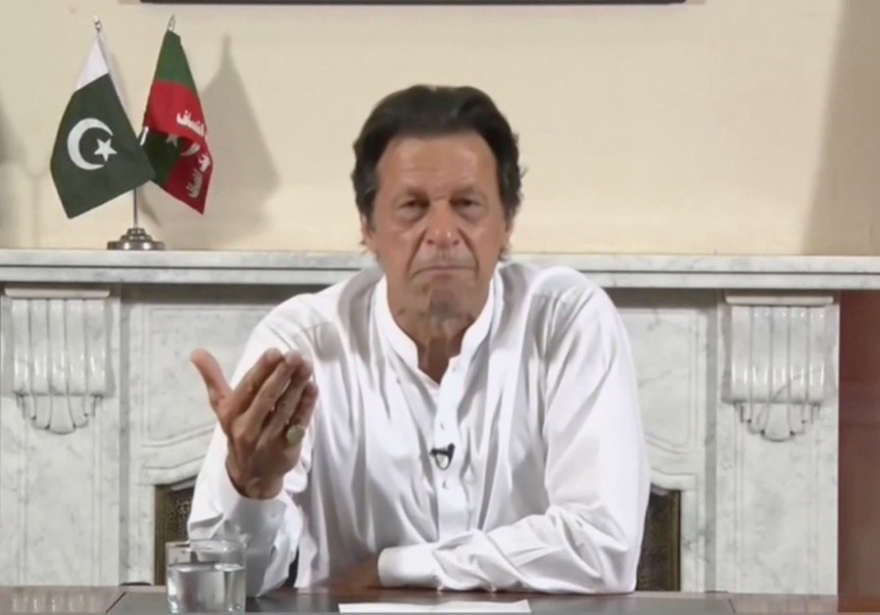 Imran Khan, presidente de PTI, pronuncia un discurso mientras declara la victoria en las elecciones generales en Islamabad. (crédito de la foto: REUTERS)