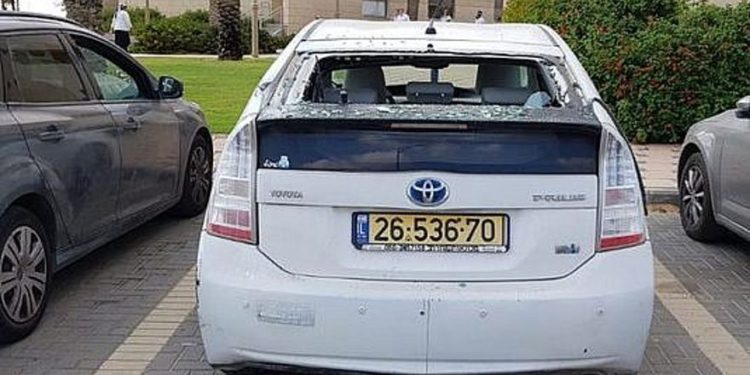 Un automóvil dañado por un proyectil de mortero disparado desde el Sinaí, en la comunidad israelí de Bnei Netzarim (Policía de Israel)
