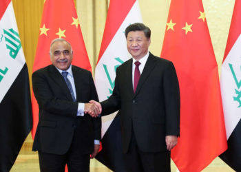 El presidente chino, Xi Jinping, a la derecha, se da la mano con el primer ministro iraquí, Adil Abdul-Mahdi, durante su reunión en el Gran Salón del Pueblo en Beijing, China, el 23 de septiembre | Foto: Lintao Zhang / Pool vía REUTERS