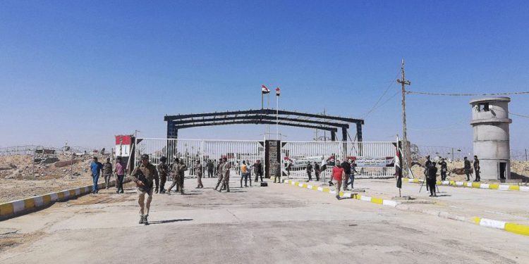 Guardias fronterizos iraquíes y sirios se preparan para abrir el cruce entre la ciudad iraquí de Qaim y Boukamal de Siria en la provincia de Anbar, Iraq, 30 de septiembre de 2019. (Foto AP / Hadi Mizban)