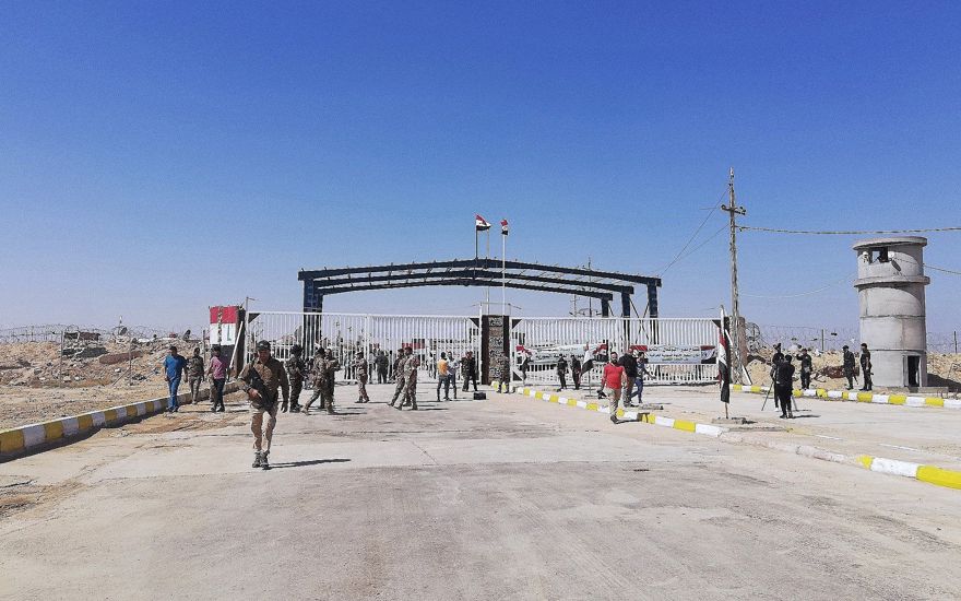Guardias fronterizos iraquíes y sirios se preparan para abrir el cruce entre la ciudad iraquí de Qaim y Boukamal de Siria en la provincia de Anbar, Iraq, 30 de septiembre de 2019. (Foto AP / Hadi Mizban)