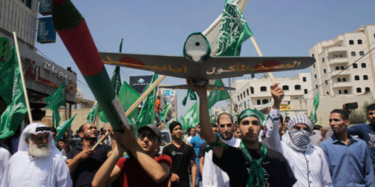 Los miembros de Hamas en Gaza tienen un dron modelo. Hamas pide que todos los grupos palestinos coordinen la actividad de los drones para evitar errores en el futuro | Foto: Reuters