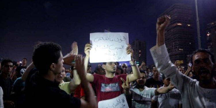 Los manifestantes egipcios gritan pidiendo la destitución del presidente Abdel Fattah el-Sissi en el centro de El Cairo el 20 de septiembre de 2019. (STR / AFP)
