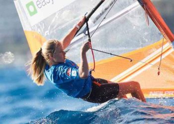 Windsurfista israelí Katy Spychakov gana medalla de plata en Campeonato Mundial