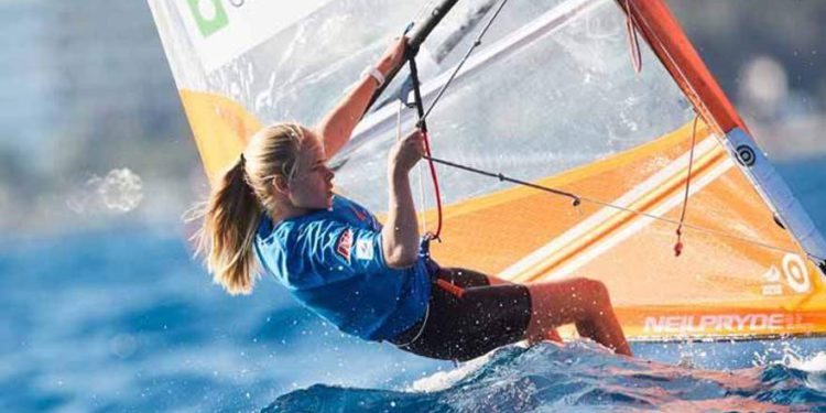 Windsurfista israelí Katy Spychakov gana medalla de plata en Campeonato Mundial