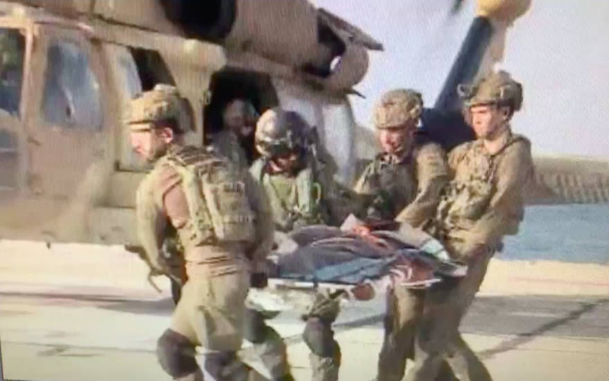 Un soldado de las FDI 'herido', en una evacuación por etapas, en la escena de un APC que fue alcanzado por un misil antitanque de Hezbolá en la frontera con Líbano el 1 de septiembre de 2019. (Captura de pantalla / Twitter)