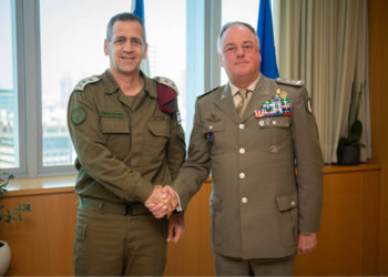 El jefe de las FDI, Aviv Kohavi, a la izquierda, con el jefe de la FPNUL Stefano Del Col en la sede del ejército israelí en Tel Aviv el 1 de septiembre de 2019. (Fuerzas de Defensa de Israel)