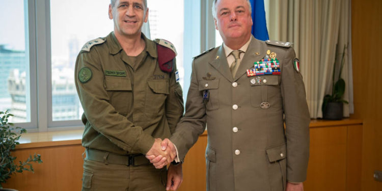 El jefe de las FDI, Aviv Kohavi, a la izquierda, con el jefe de la FPNUL Stefano Del Col en la sede del ejército israelí en Tel Aviv el 1 de septiembre de 2019. (Fuerzas de Defensa de Israel)