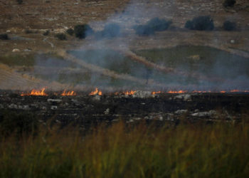 Esta imagen tomada el 1 de septiembre de 2019 desde una ubicación cerca de la ciudad norteña israelí de Avivim, cerca de la frontera con el Líbano, muestra incendios y humo en aumento después de que el movimiento terrorista chiíta Hezbolá del Líbano disparara misiles antitanque contra el norte de Israel (Jalaa MAREY / AFP )