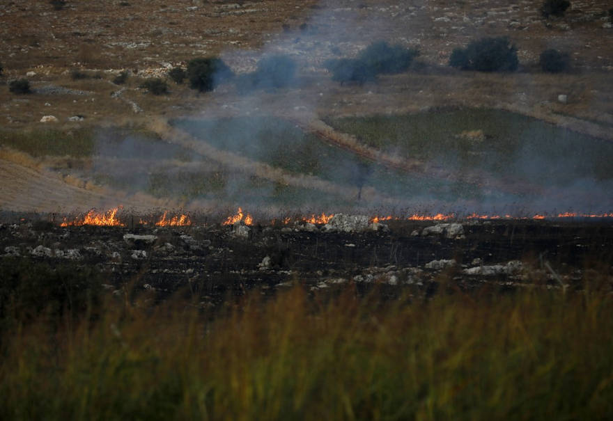 Esta imagen tomada el 1 de septiembre de 2019 desde una ubicación cerca de la ciudad norteña israelí de Avivim, cerca de la frontera con el Líbano, muestra incendios y humo en aumento después de que el movimiento terrorista chiíta Hezbolá del Líbano disparara misiles antitanque contra el norte de Israel (Jalaa MAREY / AFP )