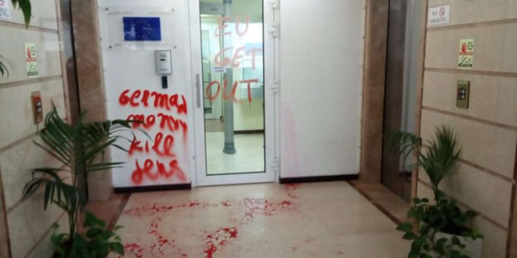 “El dinero alemán mata judíos” es pintado en oficina de la Unión Europea en Israel