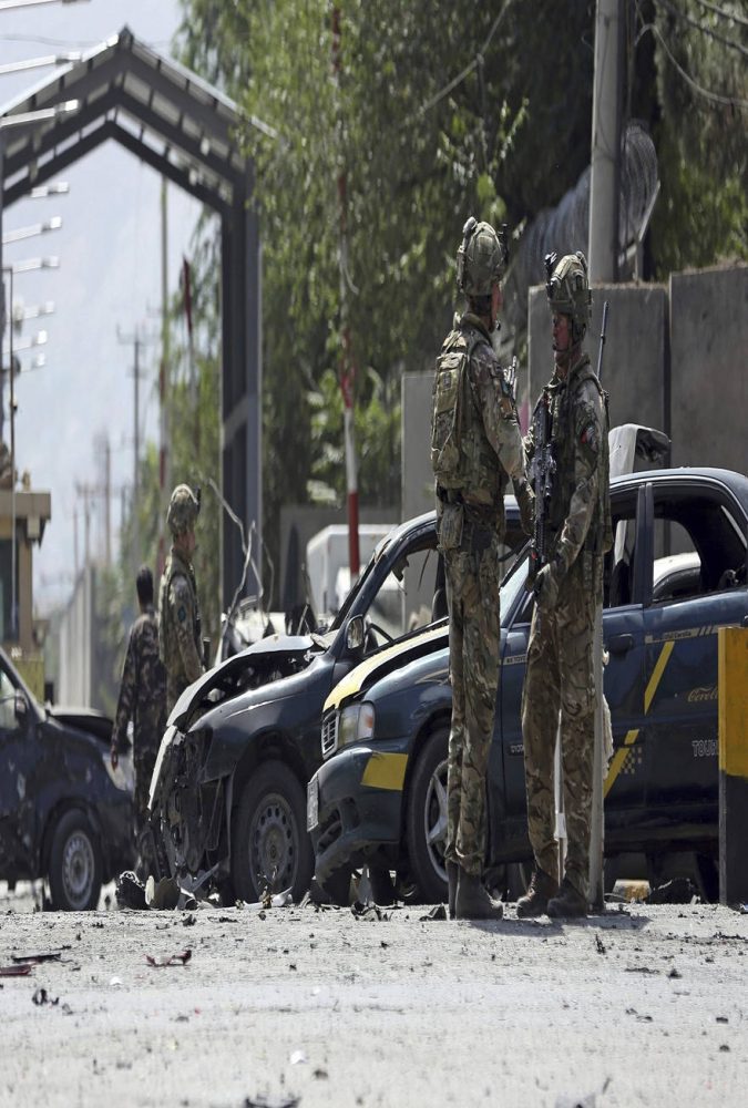 Fuerzas de apoyo resuelto (RS) inspeccionan el sitio de una explosión de coche bomba en Kabul, Afganistán, 5 de septiembre de 2019 (AP Photo / Rahmat Gul)