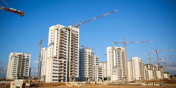 Nuevos edificios de apartamentos en construcción en Rosh Haayin en el centro de Israel | Foto: Yehoshua Yosef