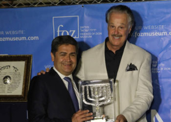 El fundador de Friends of Zion, Dr. Mike Evans, entrega el premio al presidente de Honduras, Juan Orlando Hernández. (Crédito de la foto: YOSSI ZAMIR)