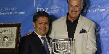El fundador de Friends of Zion, Dr. Mike Evans, entrega el premio al presidente de Honduras, Juan Orlando Hernández. (Crédito de la foto: YOSSI ZAMIR)
