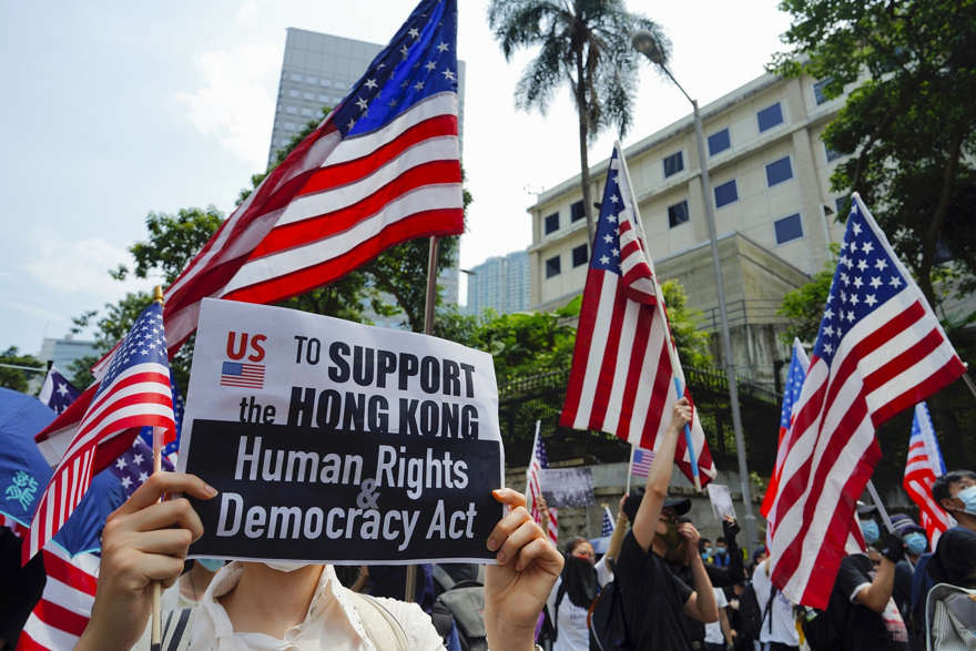 Los manifestantes agitan banderas de Estados Unidos y llevan pancartas durante una protesta en Hong Kong, el 8 de septiembre de 2019. (Vincent Yu / AP)