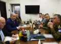 El primer ministro Benjamin Netanyahu (2 ° R) se reúne, después de un ataque con cohetes desde Gaza, con sus jefes de defensa en la base militar de Kirya en Tel Aviv el 10 de septiembre de 2019 (Ariel Hermoni / Ministerio de Defensa)