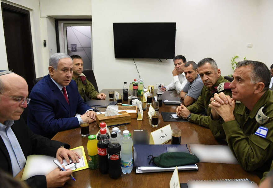 El primer ministro Benjamin Netanyahu (2 ° R) se reúne, después de un ataque con cohetes desde Gaza, con sus jefes de defensa en la base militar de Kirya en Tel Aviv el 10 de septiembre de 2019 (Ariel Hermoni / Ministerio de Defensa)