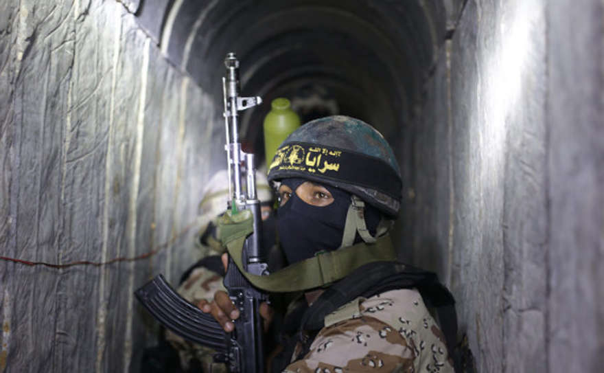 Un operativo de la Jihad Islámica Palestina dentro de uno de los túneles de la organización | Ilustración: AFP