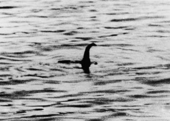 Una vista del Monstruo del Lago Ness , cerca de Inverness , Escocia, 19 de abril de 1934. La fotografía, una de las dos imágenes conocidas como 'fotografías del cirujano', fue tomada por el coronel Robert Kenneth Wilson, aunque más tarde fue expuesta como un engaño. . (Imágenes Keystone / Getty)