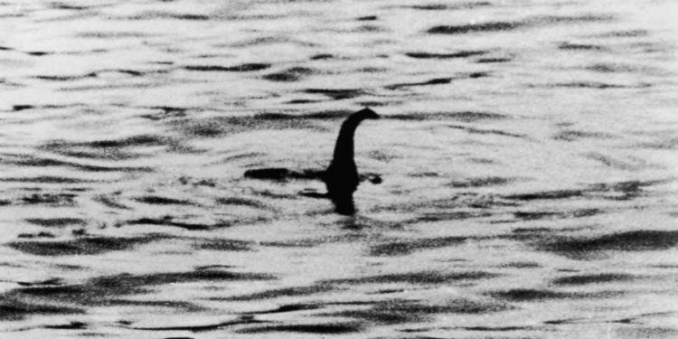 Una vista del Monstruo del Lago Ness , cerca de Inverness , Escocia, 19 de abril de 1934. La fotografía, una de las dos imágenes conocidas como 'fotografías del cirujano', fue tomada por el coronel Robert Kenneth Wilson, aunque más tarde fue expuesta como un engaño. . (Imágenes Keystone / Getty)