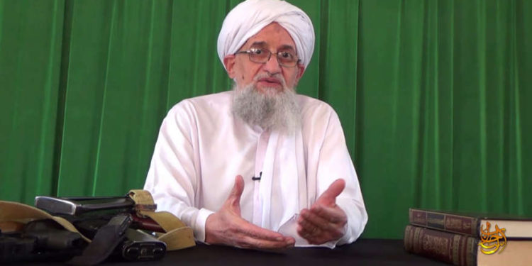 Ilustrativo: el líder de Al-Qaeda, Ayman Al-Zawahiri, en una imagen fija de una publicación en la web del brazo de medios de la organización terrorista, as-Sahab, 27 de julio de 2011. (AP)