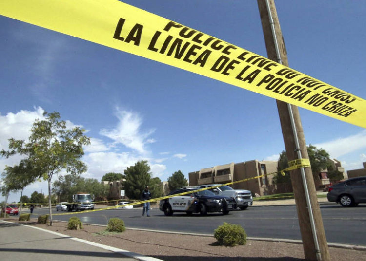Ilustrativo: cinta policial colgada en una intersección detrás de la escena de un tiroteo en un centro comercial en El Paso, Texas, el sábado 3 de agosto de 2019 (AP Photo / Rudy Gutierrez)