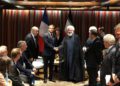 El presidente francés, Emmanuel Macron, se da la mano con el presidente iraní Hassan Rouhani durante su reunión al margen de la Asamblea General de la ONU en Nueva York, el lunes | Foto: Reuters / John Irish