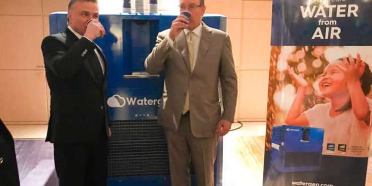 El Príncipe Alberto II de Mónaco y el Dr. Michael Mirilashvili bebieron agua del aire el lunes pasado. (Crédito de la foto: WATERGEN)