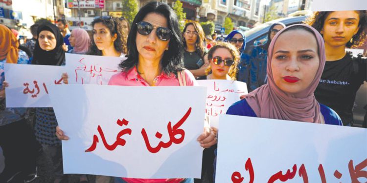 Un manifestante sostiene una pancarta exigiendo protección legal para las mujeres, en Ramallah el 4 de septiembre. (Crédito de la foto: MOHAMAD TOROKMAN / REUTERS)