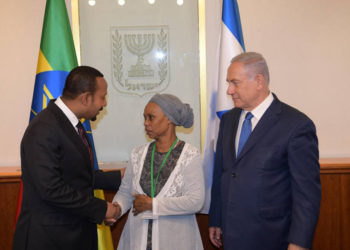 El primer ministro etíope, Abiy Ahmed, el cautivo de Hamas, la madre de Avera Mengistu, Agarnesh, y el primer ministro Benjamin Netanyahu en la oficina del primer ministro en Jerusalén el 1 de septiembre de 2019. (Amos Ben Gershom / PMO)