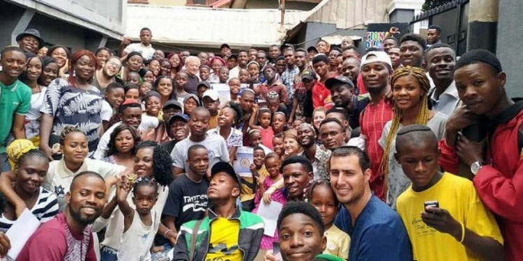 Más de 250 jóvenes nigerianos se reunieron en la ciudad de Onithsa, Nigeria, para un seminario de liderazgo y aprendizaje judío organizado por la organización Shavei Israel con sede en Jerusalén, agosto de 2019. Foto: Ron Manne / Shavei Israel.
