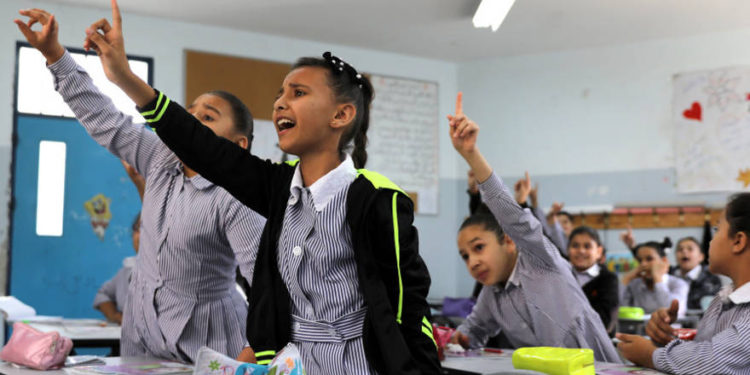 Los escolares palestinos participan en una lección en una escuela dirigida por UNRWA en el campo de refugiados de Shuafat en Jerusalén Este. (Crédito de la foto: AMMAR AWAD / REUTERS)