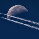 Fotógrafo captura los senderos tecnicolor de los aviones