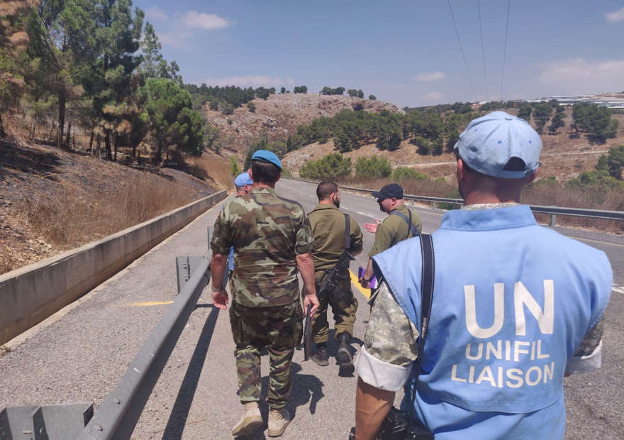 Las fuerzas de paz de la ONU y los oficiales de las FDI visitan el sitio de un ataque con misiles de Hezbolá contra posiciones de las FDI en el norte de Israel el 4 de septiembre de 2019. (Fuerzas de Defensa de Israel)