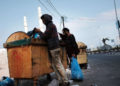 Los hombres buscan artículos para reciclar en la basura en la ciudad de Gaza, Gaza | Foto: Spencer Platt / Getty Images