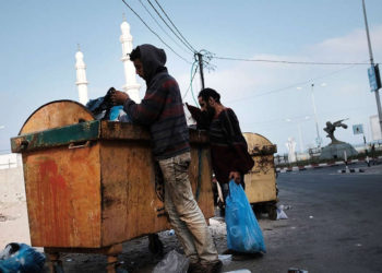 Los hombres buscan artículos para reciclar en la basura en la ciudad de Gaza, Gaza | Foto: Spencer Platt / Getty Images