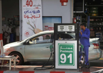 Un trabajador reposta un automóvil en una estación de servicio en Jiddah, Arabia Saudita, 16 de septiembre de 2019. (Amr Nabil / AP)