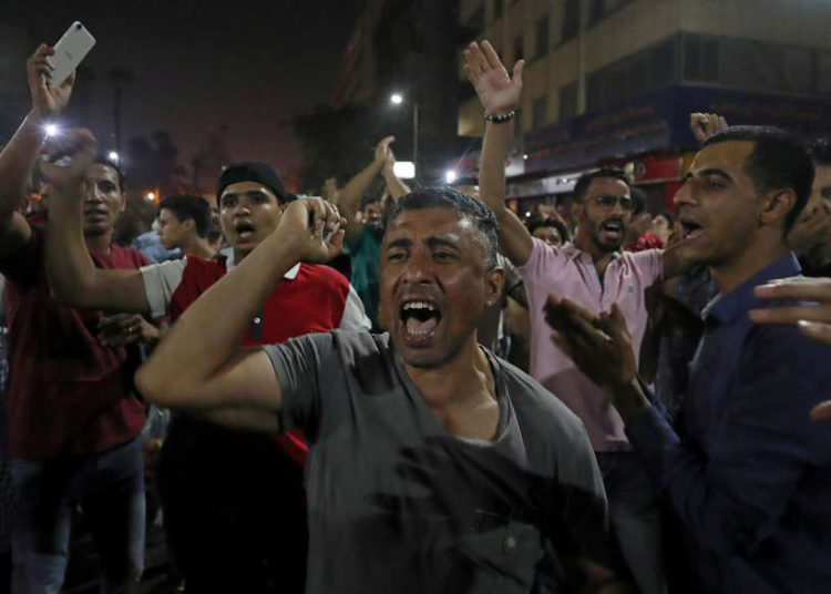 Manifestantes se reúnen en el centro de El Cairo y gritan consignas contra el gobierno el sábado | Foto: REUTERS / Mohamed Abd El Ghany