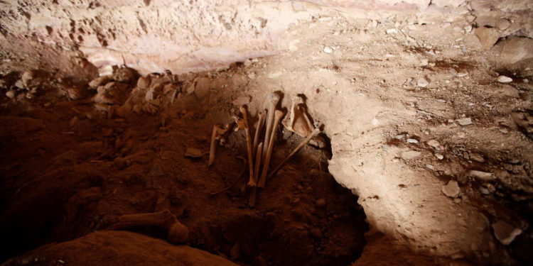 Partes de antiguos restos humanos, que datan de más de 3.000 años, se ven en un sitio fuera de Sanaa, Yemen, 26 de agosto. Foto: REUTERS / Mohamed al-Sayaghi