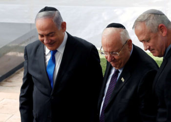 El primer ministro Netanyahu, el presidente Reuven Rivlin y el líder azul y blanco Benny Gantz en una ceremonia conmemorativa del difunto presidente Shimon Peres en el monte Herzl en Jerusalén, el jueves | Foto: Reuters / Ronen Zvulun